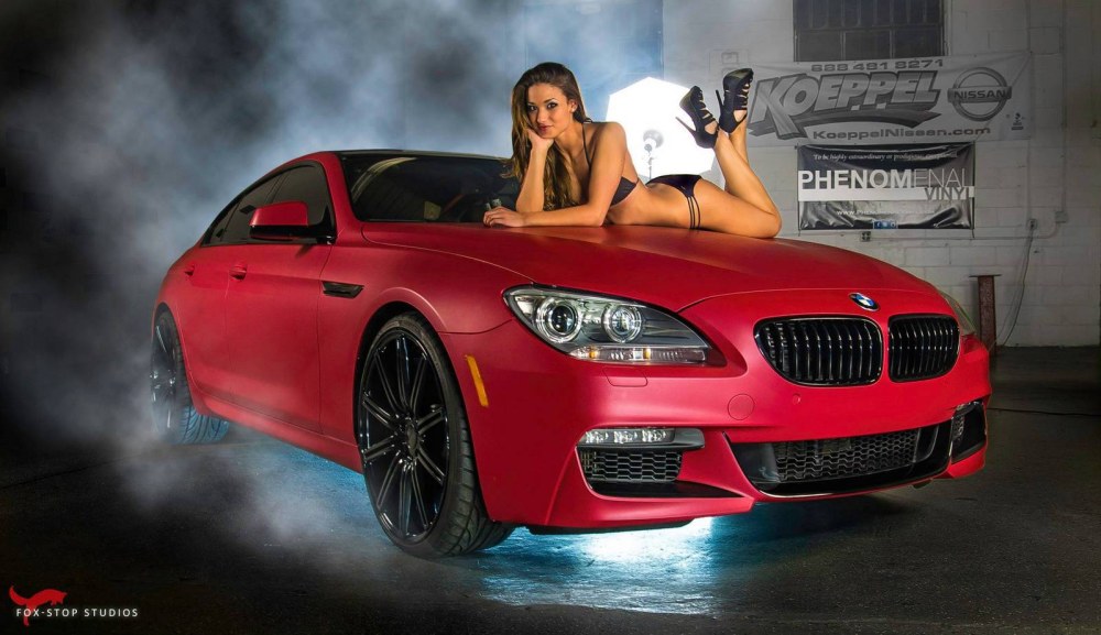 Fille sur le capot BMW