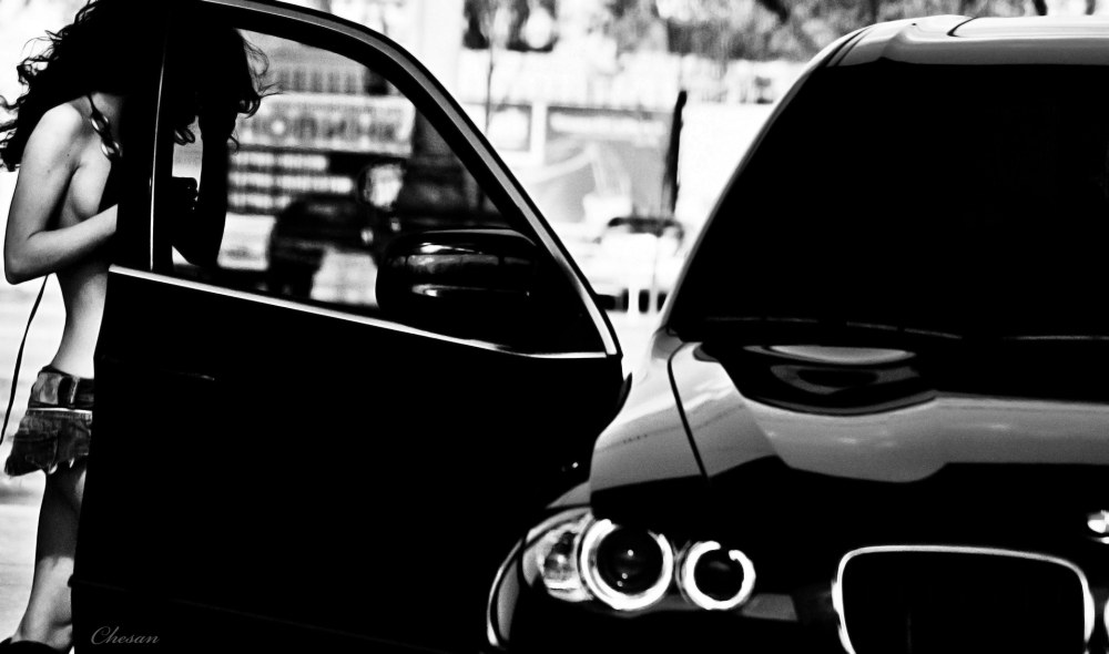 Un gars avec une fille en BMW