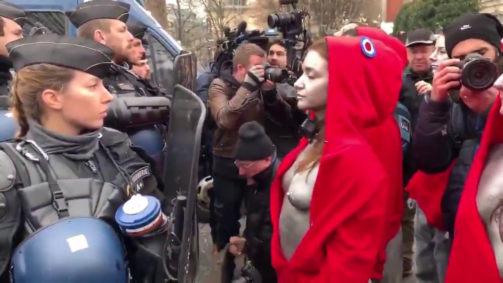 Les filles protestent contre la liberté des mamelons