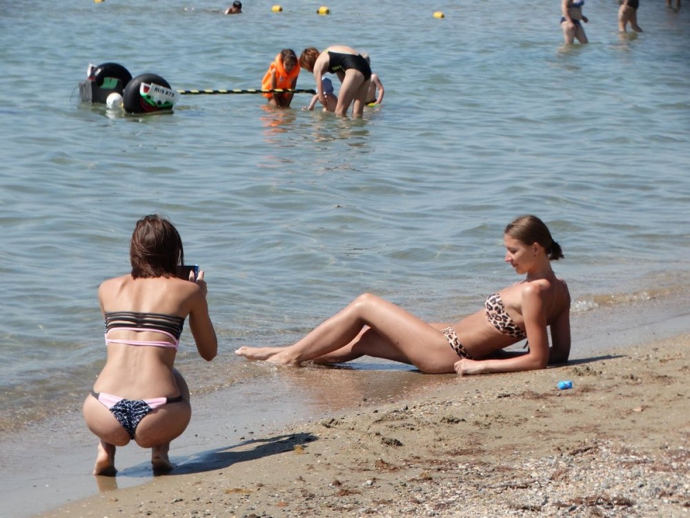 Mères matures nues sur la plage