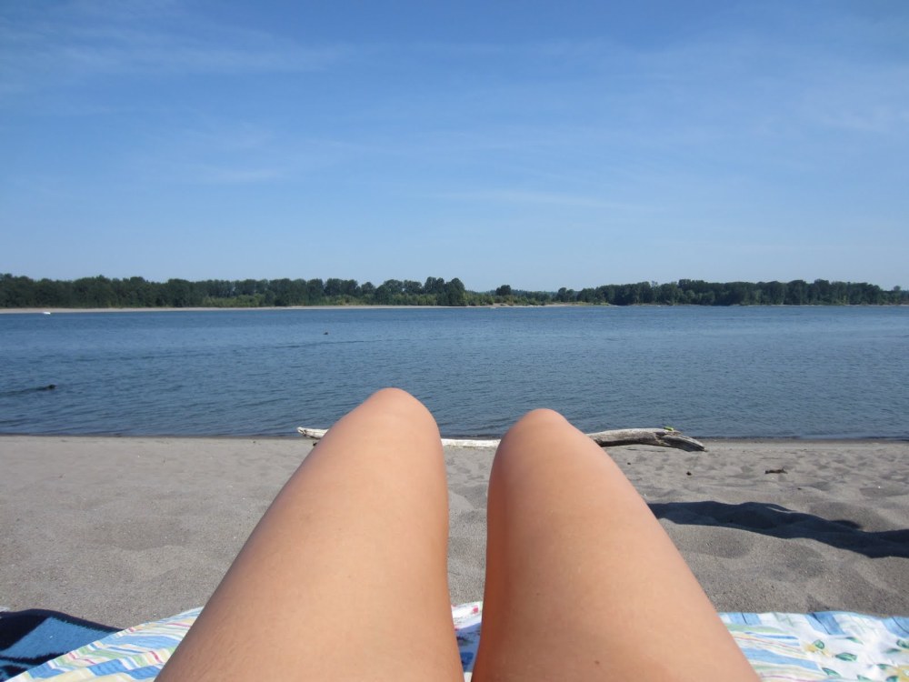 Mesdames sur une plage nudiste
