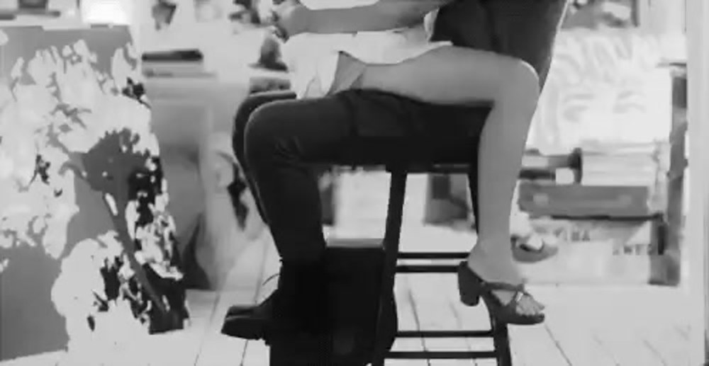 Elle s'est assise sur ses genoux
